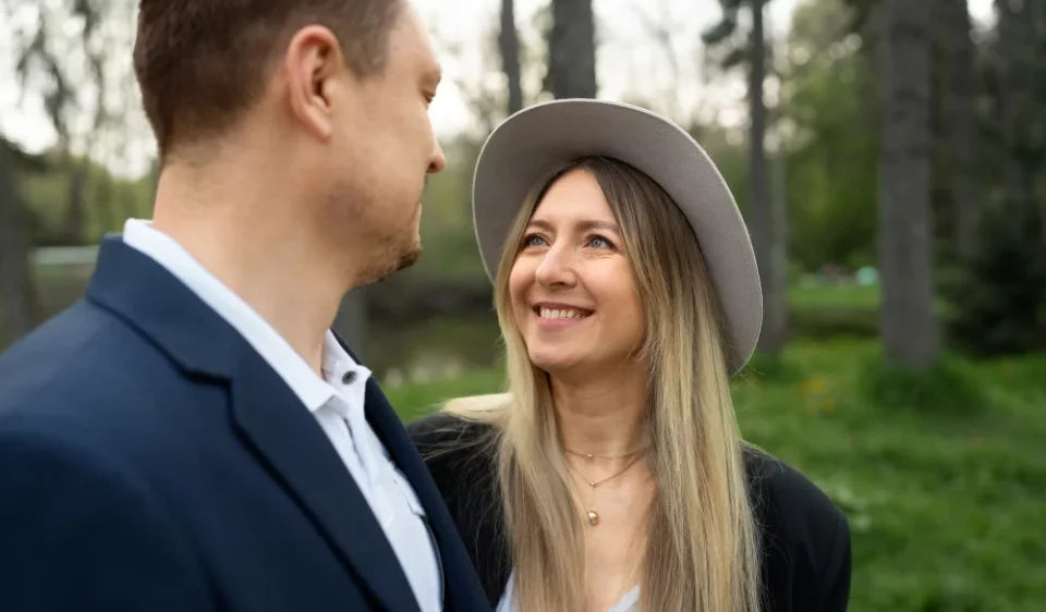 Side view smiley couple outdoors