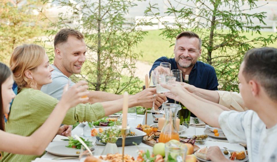 Best Alternatives to Dating Apps: 10 Ways to Meet Someone Without Swiping